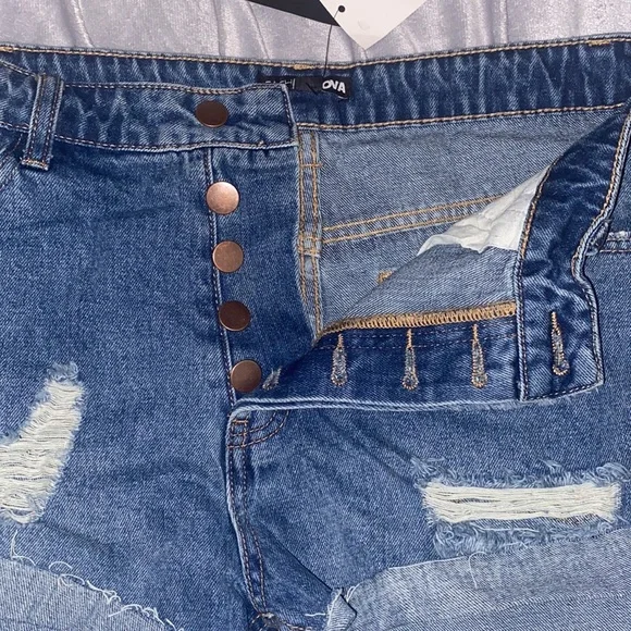 Fashion Nova “Can’t Cuff Me” Denim shorts - Picture 3 of 4